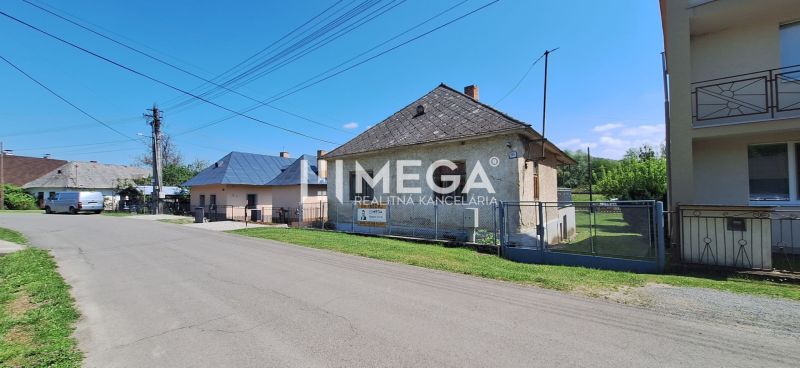 ZNÍŽENÁ CENA -  NA PREDAJ Dom v obci Kochanovce - Rodinný dom v Kochanovciach na ulici Kochanovce, s trávnikom a plotom, jasná obloha.