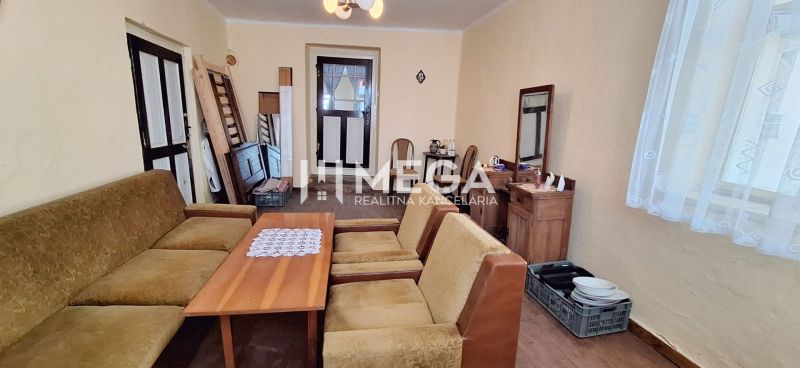 ZNÍŽENÁ CENA -  NA PREDAJ Dom v obci Kochanovce - Obývacia miestnosť v rodinnom dome so starožitným nábytkom a sedacou súpravou.