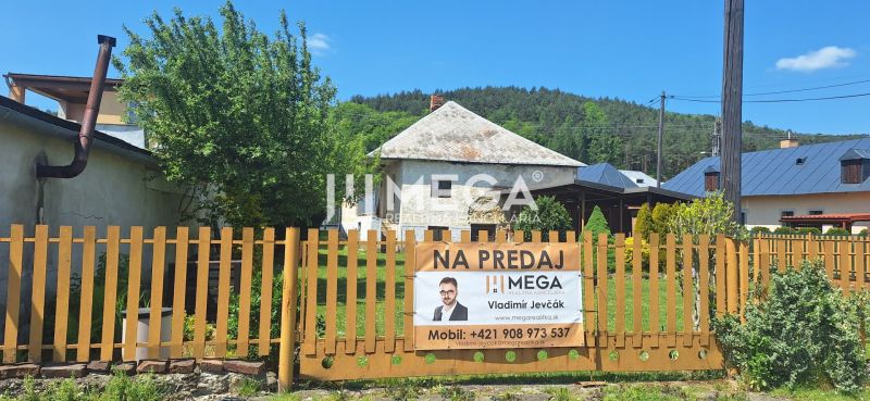 ZNÍŽENÁ CENA -  NA PREDAJ Dom v obci Kochanovce - Rodinný dom na predaj v obci Kochanovce stojí za plotom so zeleňou.
