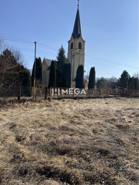 Výrazne znížená cena za stavebný  pozemok na predaj, Modrá nad Cirocho - Pozemky - bývanie v Modrej nad Cirochou so scenériou kostola.