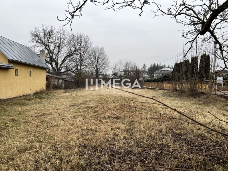 Výrazne znížená cena za stavebný  pozemok na predaj, Modrá nad Cirocho - Pozemok - bývanie v Modre nad Cirochou s trávnatou plochou a okolím.