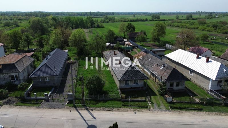 NA PREDAJ: Stavebný pozemok – Senné (okres Michalovce) - Letecký pohľad na domy a záhrady v Senne vhodné pre Pozemky - bývanie.