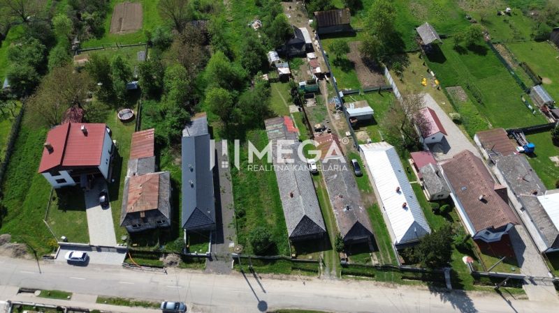 NA PREDAJ: Stavebný pozemok – Senné (okres Michalovce) - Letecký pohľad na pozemky na bývanie v Sennom so záhradami a domami.