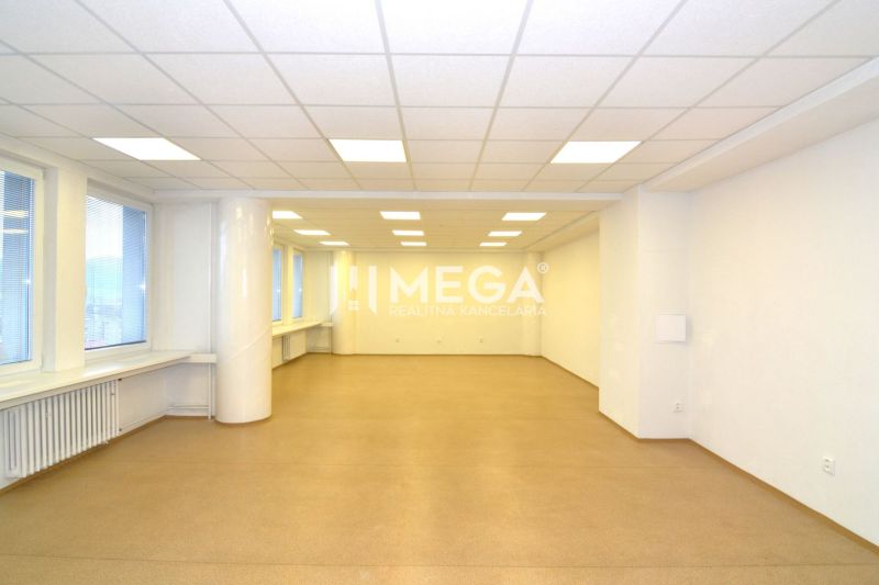 NA PRENÁJOM TOP PRIESTOR 70m2 - SUPER VÝHĽAD v meste HUMENNÉ - Jasné obchodné priestory s podlahou s dreveným dekorom a veľkými oknami.