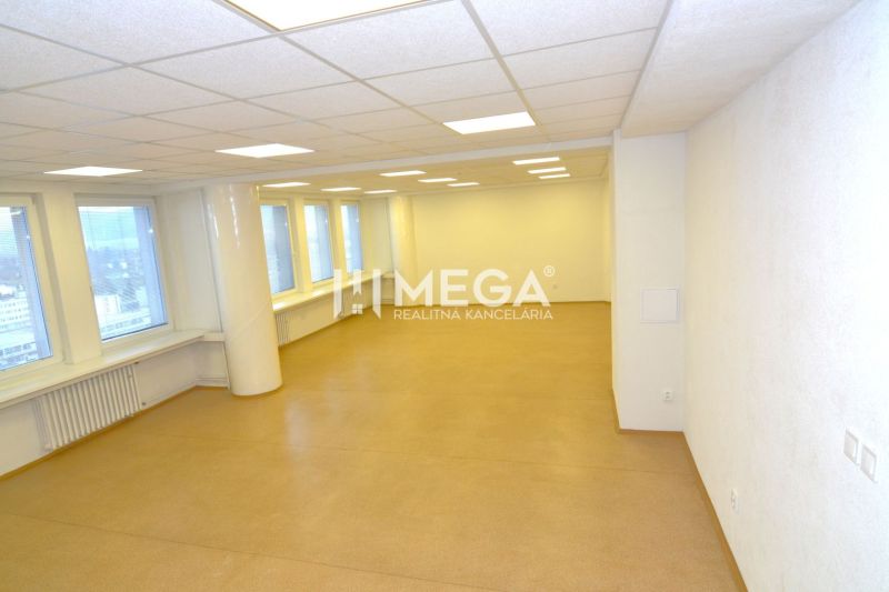 NA PRENÁJOM TOP PRIESTOR 70m2 - SUPER VÝHĽAD v meste HUMENNÉ - Priestranné obchodné priestory so svetlými stenami a oknami.