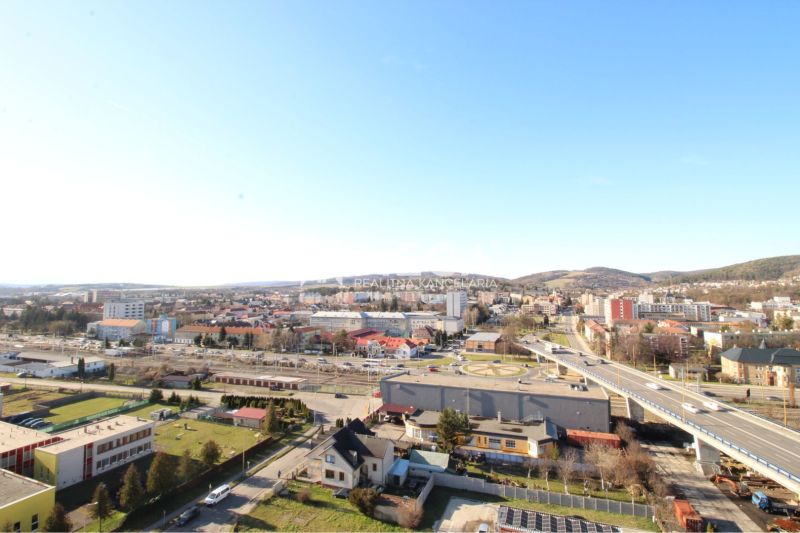NA PRENÁJOM TOP PRIESTOR 70m2 - SUPER VÝHĽAD v meste HUMENNÉ - Panoráma mesta Humenné s pohľadom na Štefánikovu ulicu a okolité obchodné priestory.
