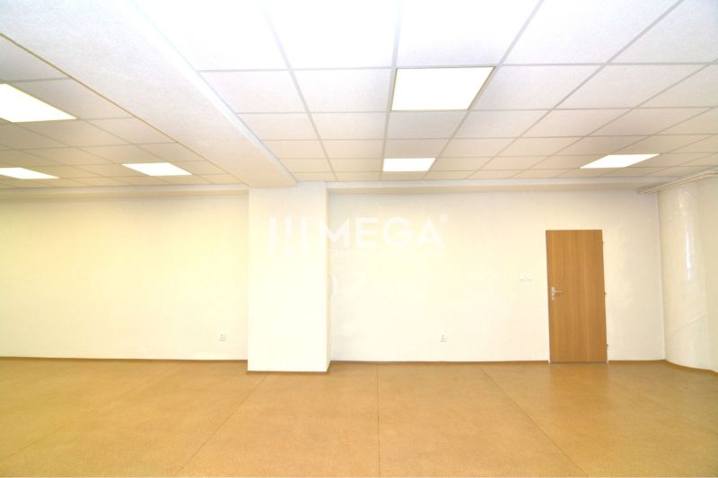 NA PRENÁJOM TOP PRIESTOR 70m2 - SUPER VÝHĽAD v meste HUMENNÉ - Obchodné priestory s podlahou s dreveným dekorom a bielymi stenami.