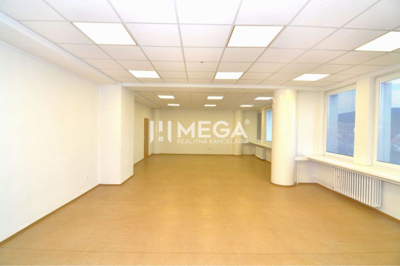 NA PRENÁJOM TOP PRIESTOR 70m2 - SUPER VÝHĽAD v meste HUMENNÉ - Svetlé obchodné priestory s podlahou s dreveným dekorom a veľkými oknami.