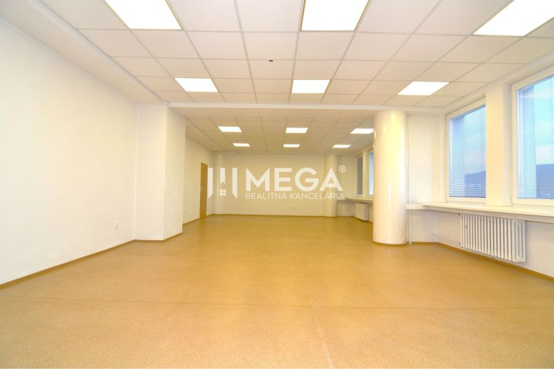 NA PRENÁJOM TOP PRIESTOR 70m2 - SUPER VÝHĽAD v meste HUMENNÉ - Priestranné obchodné priestory s rovnou podlahou, bielymi stenami a stropnými panelmi.