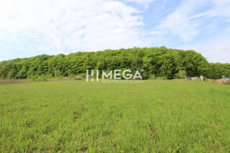 NA PREDAJ POZEMOK V SRDCI PRÍRODY - VYŠNÝ KAZIMÍR 1166 m² - Rozsiahly zelený pozemok vo Vyšnom Kazimíri, ideálny pre účely bývania.
