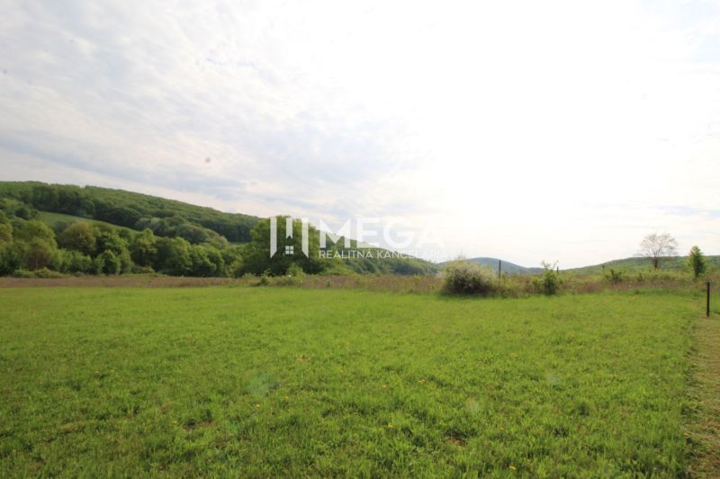 NA PREDAJ POZEMOK V SRDCI PRÍRODY - VYŠNÝ KAZIMÍR 1166 m² - Krásna zelená plocha pozemku v obci Vyšný Kazimír pre bývanie s kopcovitým okolím.