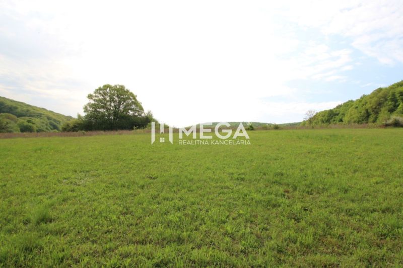 NA PREDAJ POZEMOK V LONE PRÍRODY - VYŠNÝ KAZIMÍR 1196 m² - Rozľahlé trávnaté pozemky na bývanie v prírodnom prostredí Vyšného Kazimíra.