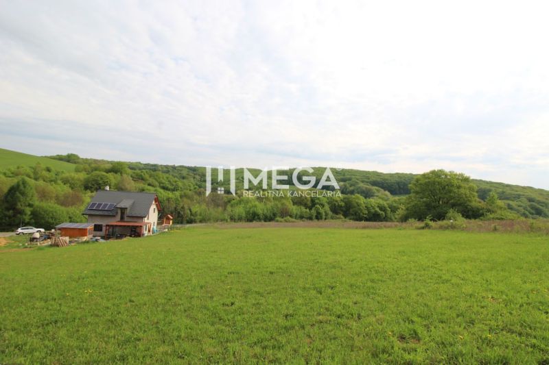 NA PREDAJ POZEMOK V LONE PRÍRODY - VYŠNÝ KAZIMÍR 1196 m² - Dom na pozemku pre bývanie vo Vyšnom Kazimíre, obklopený prírodou a zeleňou.