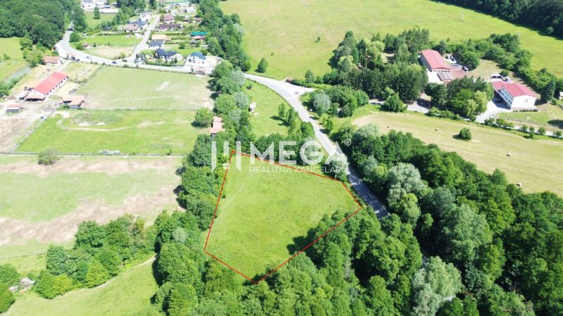 NA PREDAJ POZEMKY NA MIERU už od 1000 m²  - obec PTIČIE - Letecký pohľad na pozemky - bývanie v Ptičí, obkolesené zeleňou a cestou.