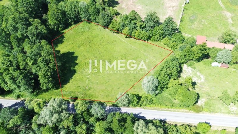 NA PREDAJ POZEMKY NA MIERU už od 1000 m²  - obec PTIČIE - Letecký pohľad na pozemok určený na bývanie v Ptičí obklopený zeleňou.