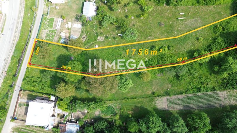AKTUALIZOVANÁ CENA NA PREDAJ STAVEBNÝ POZEMOK - TURCOVCE - Pozemok na bývanie v Turcovciach, zelený priestor so stromami a označenou plochou 1756 m².
