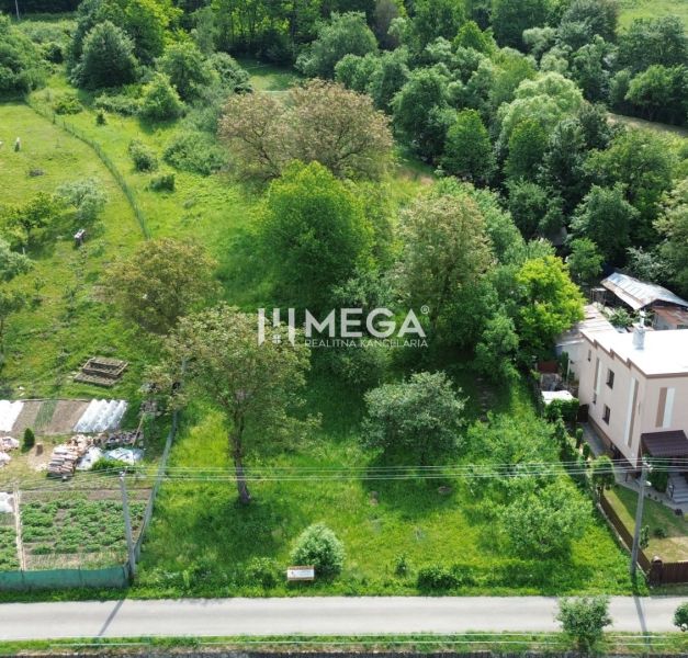 AKTUALIZOVANÁ CENA NA PREDAJ STAVEBNÝ POZEMOK - TURCOVCE - Pozemok na bývanie v Turcovciach: Záhrady a zeleň vedľa rodinnej stavby.
