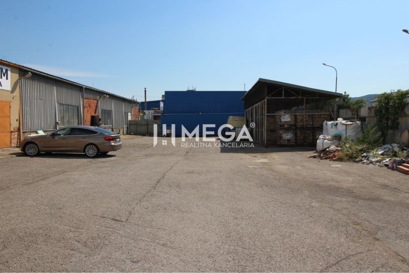FLEXIBILNÝ PRENÁJOM HALY V HUMENNOM – od 600€ až 300 m² - Areál skladov a hál v Humennom na Fidlikovej ulici so zaparkovaným autom.