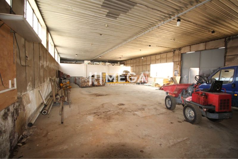 FLEXIBILNÝ PRENÁJOM HALY V HUMENNOM – od 600€ až 300 m² - Sklady a haly s podlahou betónového vzhľadu, veľké okná, rozličné vybavenie a materiály.