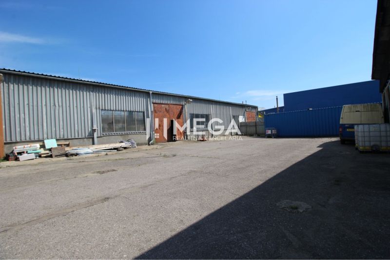 FLEXIBILNÝ PRENÁJOM HALY V HUMENNOM – od 600€ až 300 m² - Sklady a haly na Fidlikovej ulici v Humennom so skladovaným materiálom a zaparkovaným autom.