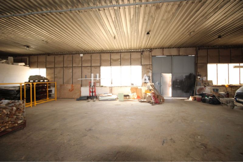 FLEXIBILNÝ PRENÁJOM HALY V HUMENNOM – od 600€ až 300 m² - Sklady a haly s otvoreným priestorom a uskladnenými materiálmi.
