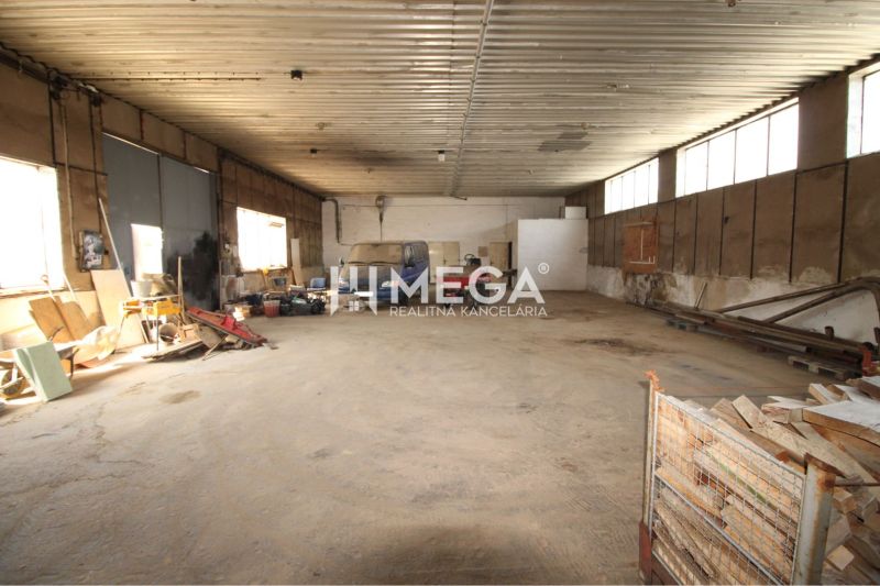 FLEXIBILNÝ PRENÁJOM HALY V HUMENNOM – od 600€ až 300 m² - Sklady a haly s náradím a vozidlom, betónová podlaha.