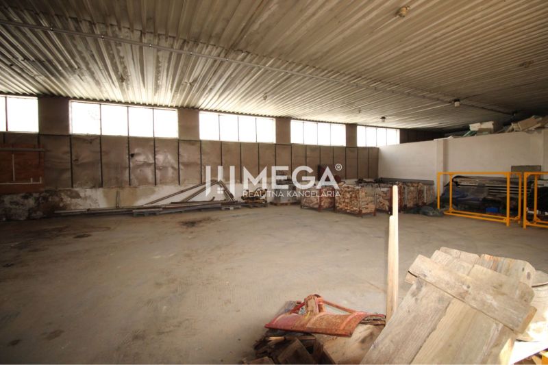 FLEXIBILNÝ PRENÁJOM HALY V HUMENNOM – od 600€ až 300 m² - Priestranné sklady a haly s kovovou strechou a surovými stenami.