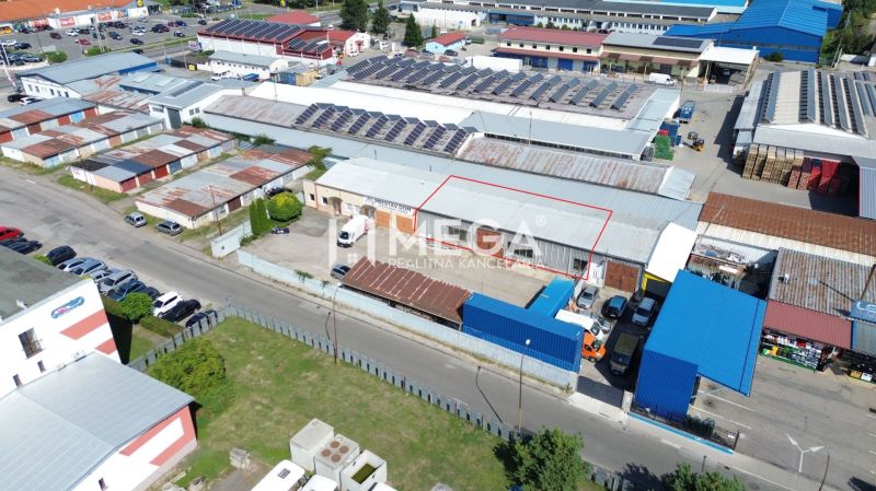 FLEXIBILNÝ PRENÁJOM HALY V HUMENNOM – od 600€ až 300 m² - Priemyslová zóna na Fidlikovej ulici v Humennom zahŕňa sklady a haly so solárnymi panelmi.