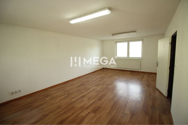 PRENÁJOM KANCELÁRII 40 m² BEZ DEPOZITU - Chemlonská HUMENNÉ - Priestranné kancelárie s podlahou s dreveným dekorom, biele steny a okná.