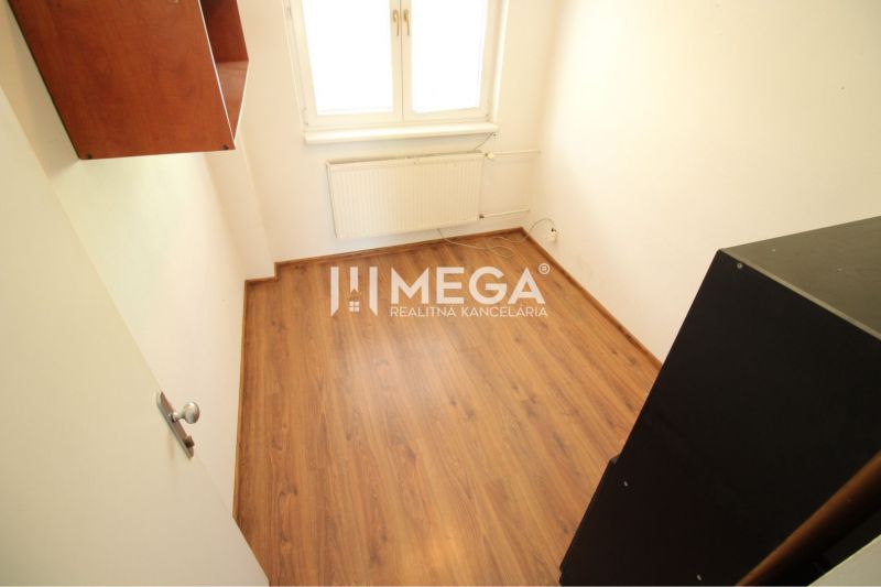 PRENÁJOM KANCELÁRII 40 m² BEZ DEPOZITU - Chemlonská HUMENNÉ - Kancelárie s podlahou s dreveným dekorom, bielymi stenami a oknom.