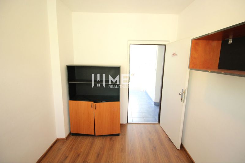 PRENÁJOM KANCELÁRII 40 m² BEZ DEPOZITU - Chemlonská HUMENNÉ - Interiér kancelárií s podlahou s dreveným dekorom a skrinkami.