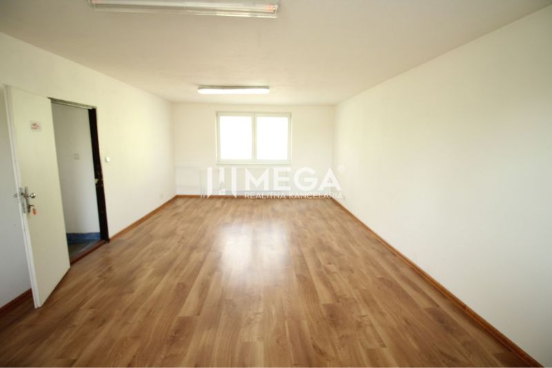 PRENÁJOM KANCELÁRII 40 m² BEZ DEPOZITU - Chemlonská HUMENNÉ - Interiér kancelárie so podlahou s dreveným dekorom a veľkým oknom.