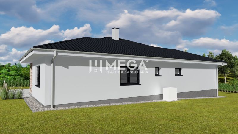 NA PREDAJ MODERNÝ BUNGALOV V SRDCI PRÍRODY - ZÁVADKA okr. HE - Rodinný dom v Závadke so šedou strechou a bielou fasádou, obklopený zeleňou.
