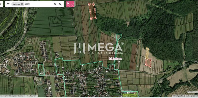NA PREDAJ TRI INVESTIČNÉ POZEMKY CENA 18€/m² - LACKOVCE - Letecká mapa poľnohospodárskych a lesných pozemkov v Lackovciach s rozdeleným parceliam.
