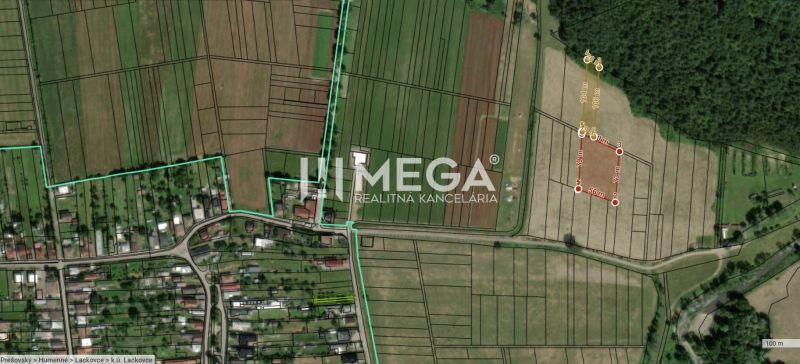 NA PREDAJ TRI INVESTIČNÉ POZEMKY CENA 18€/m² - LACKOVCE - Letecký pohľad na poľnohospodárske a lesné pozemky v Lackovciach s vyznačenými hranicami.