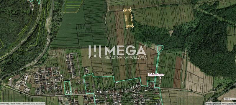 NA PREDAJ TRI INVESTIČNÉ POZEMKY CENA 18€/m² - LACKOVCE - Letecká mapa ukazuje poľnohospodárske a lesné pozemky v Lackovciach s obrysmi parciel.