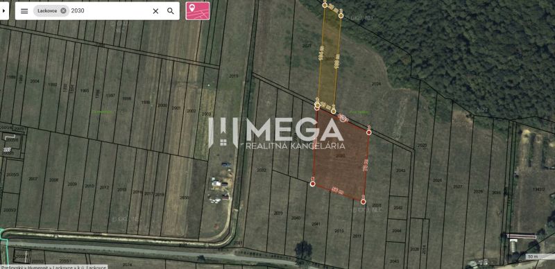 NA PREDAJ TRI INVESTIČNÉ POZEMKY CENA 18€/m² - LACKOVCE - Letecký pohľad na poľnohospodárske a lesné pozemky v Lackovciach s vyznačenými parcelami.