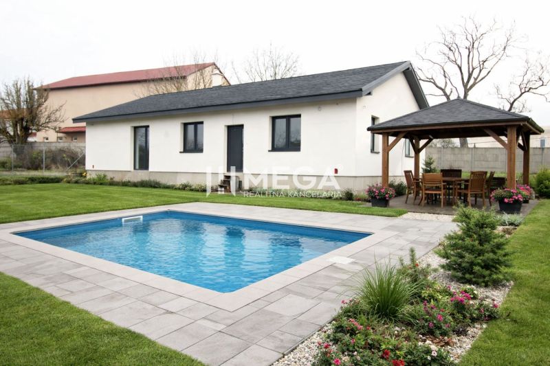 NA PREDAJ: 4-izbová NOVOSTAVBA v blízkosti Košíc - Rodinný dom vo Vajkovciach s bazénom, altánkom a udržiavanou záhradou pre relax.