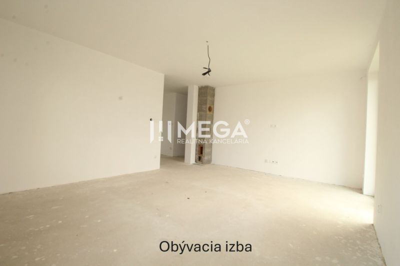 NA PREDAJ: 4-izbová NOVOSTAVBA v blízkosti Košíc - Priestranná obývacia izba v rodinnom dome s bielymi stenami.