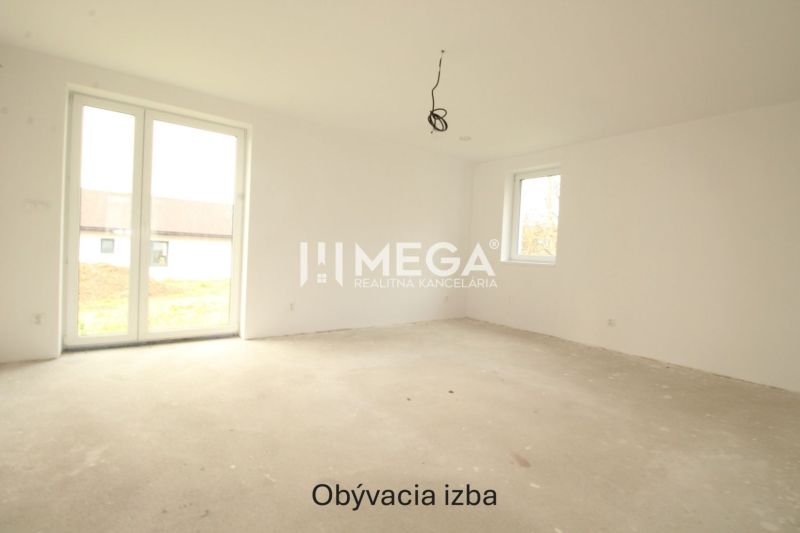 NA PREDAJ: 4-izbová NOVOSTAVBA v blízkosti Košíc - Priestranná obývacia izba v rodinnom dome s veľkými oknami a bielymi stenami.