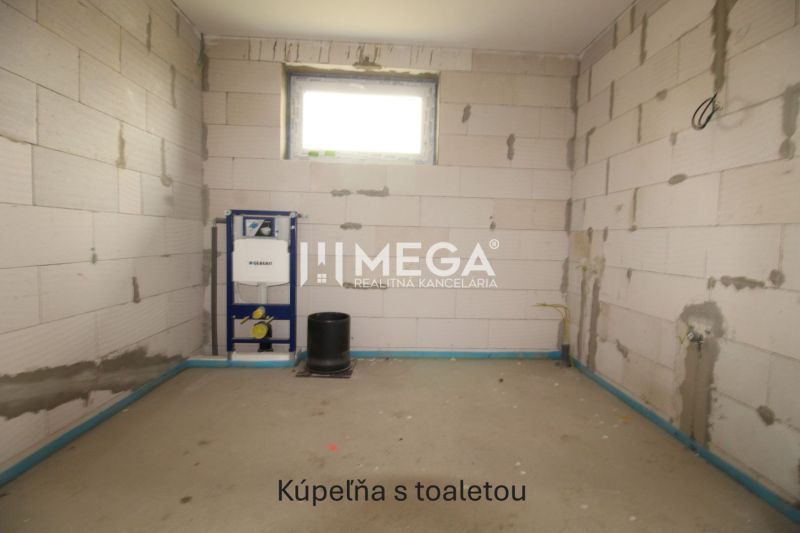 NA PREDAJ: 4-izbová NOVOSTAVBA v blízkosti Košíc - Kúpeľňa s toaletou v rozostavanom rodinnom dome.