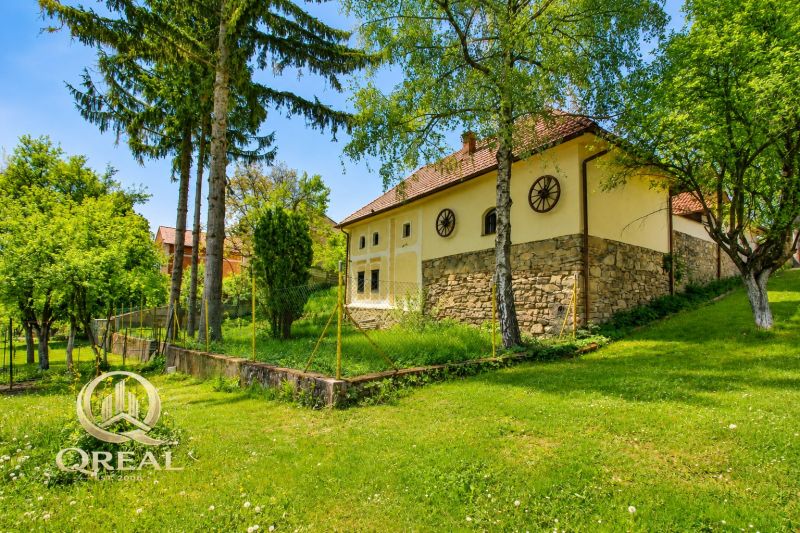 **Chalupa s dušou, jedinečná atmosféra, historický dom** - Chata v Lubine, obklopená zeleňou, s kamennými základmi a stromami v okolí.