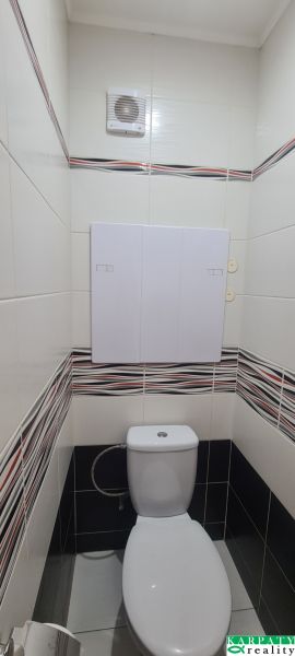 Prenájom 2-izbového bytu na hlinách v Trnave - WC s keramickými obkladmi v 2-izbovom byte, biela a čierna farba.