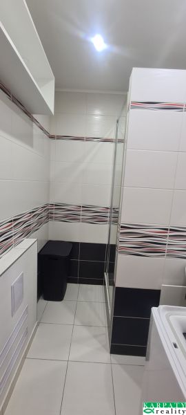 Prenájom 2-izbového bytu na hlinách v Trnave - Kúpeľňa v 2-izbovom byte so sprchovacím kútom a keramickými dlaždicami.