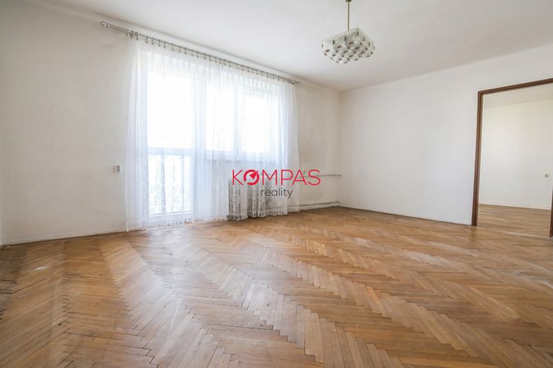 TEHLOVÝ, VEĽKÝ 3-IZB.BYT S VEĽKOU LODŽIOU V PRIAMOM CENTRE MESTA