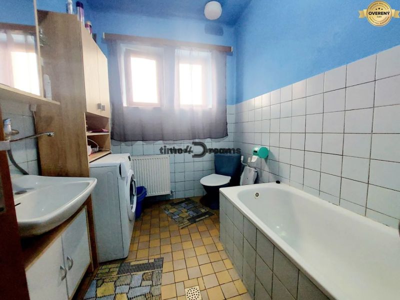NA PREDAJ rodinný dom Hrnčiarska Ves okr.POLTÁR - Kúpeľňa v rodinnom dome s vaňou a práčkou, svetlomodré steny, jednoduché obklady.