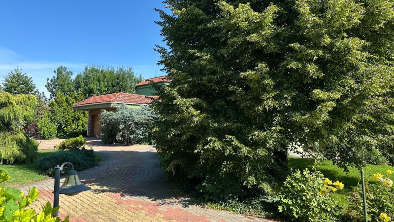 PREDAJ Rodinného domu na 70á pozemku v Ivanke pri Nitre - Rodinný dom na Gergelovej ulici v Ivanke pri Nitre s veľkou upravenou záhradou.