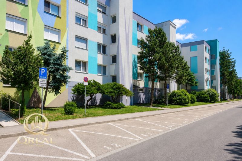 **QREAL**Moderné bývanie bez starostí**Len sa nasťahovať** - Farebný panelový bytový dom na ulici Toryská v Bratislave - Vrakuni s parkovacím miestom.