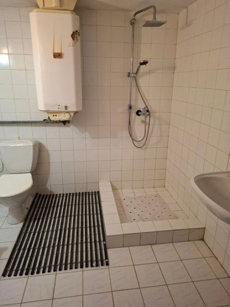 PREDAJ - Záhradná chata na Devínskej ceste  - Kúpeľňa so sprchovým kútom, keramickou dlažbou a bojlerom, Záhrady.
