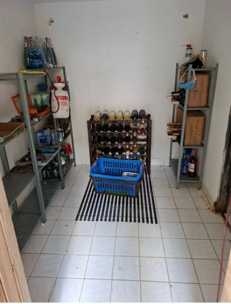 PREDAJ - Záhradná chata na Devínskej ceste  - Skladovaciu miestnosť Záhrady vypĺňajú police so zásobami a stojan na víno.